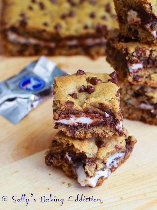 Peppermint Patty Chocolate Chip Cookie Bars by Sallys Baking Addiction #cookies
