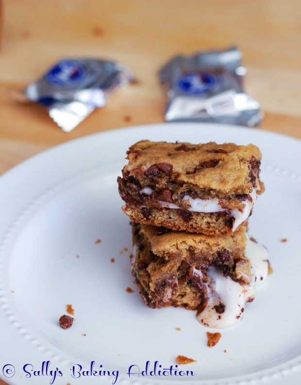 Peppermint Patty Chocolate Chip Cookie Bars by Sallys Baking Addiction #cookies