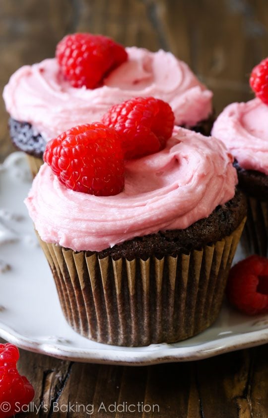 Chocolate-Cupcakes-with-Creamy-Raspberry
