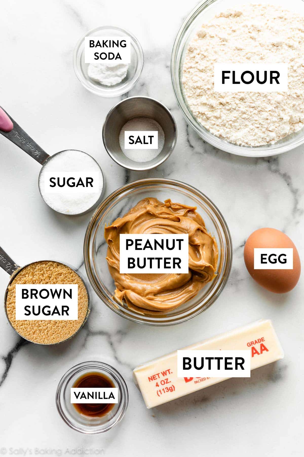 Vanille, Ei, Mehl, Butter, brauner Zucker und andere Zutaten auf einer Marmortheke