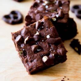 brownies with pretzels topped with chocolate chips and sea salt