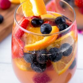 glass of sparkling champagne sangria