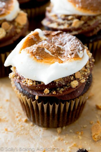 Marshmallow-Filled S’mores Cupcakes