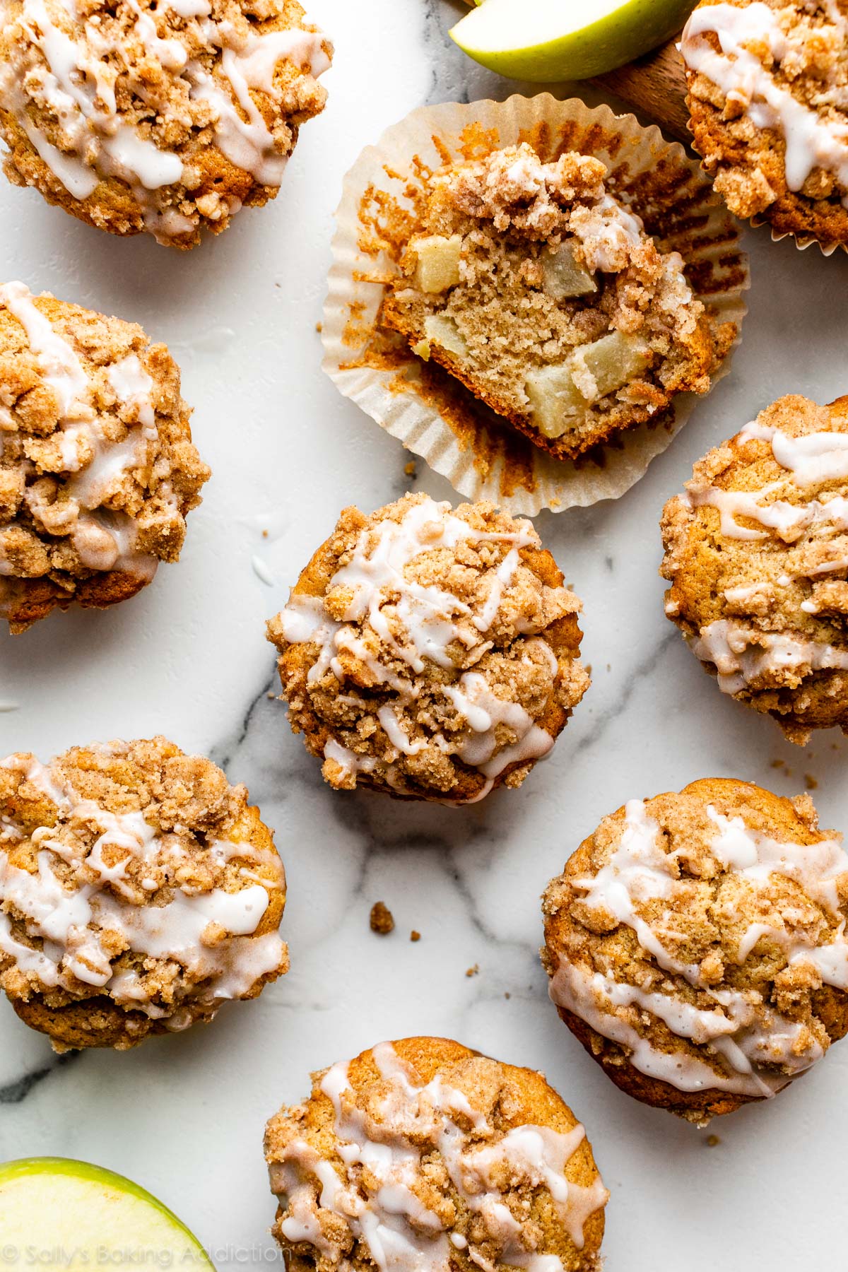 apple cinnamon muffins with crumb topping