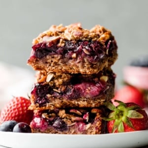 healthy berry streusel oat bars