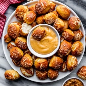 soft pretzel bites with cheese sauce