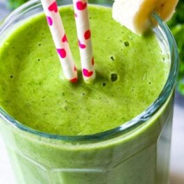 tropikale energy smoothie in a glass with straws
