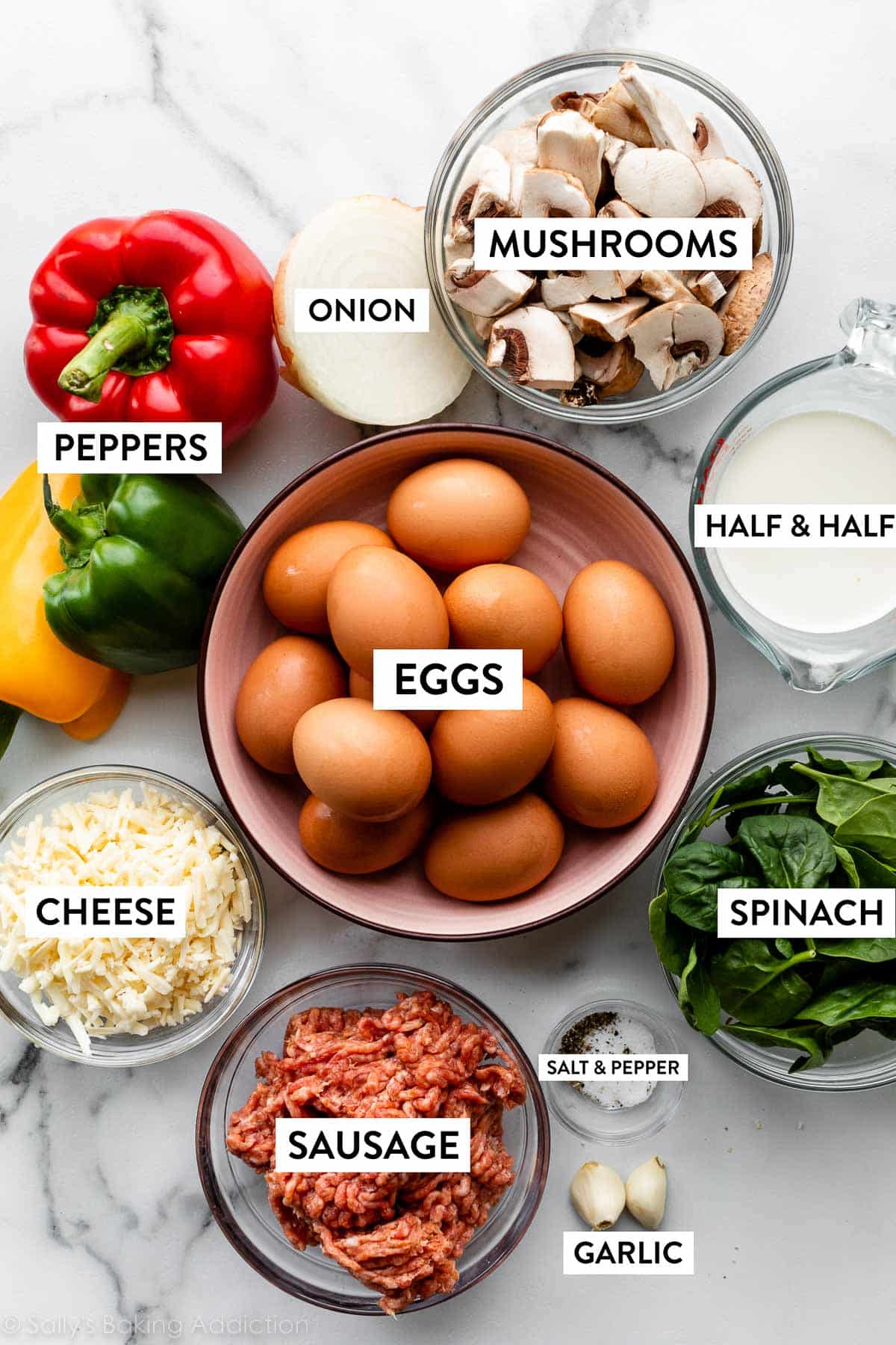 uova, metà e metà, spinaci, aglio, salsiccia, formaggio, peperoni e altri ingredienti.