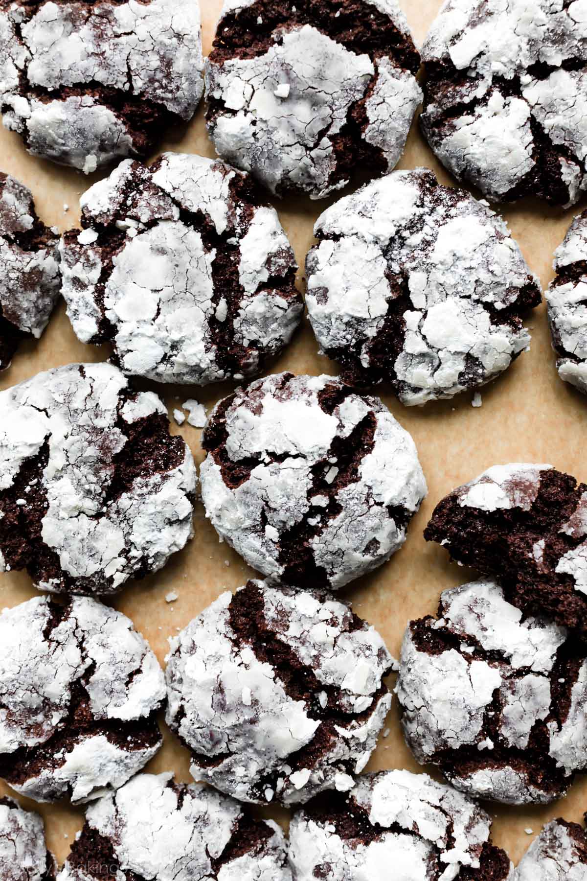 https://sallysbakingaddiction.com/wp-content/uploads/2015/11/christmas-chocolate-crinkle-cookies.jpg?utm_source=chatgpt.com