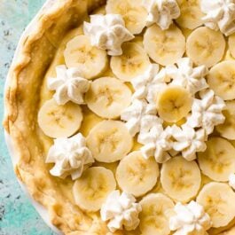 overhead image of banana cream pie