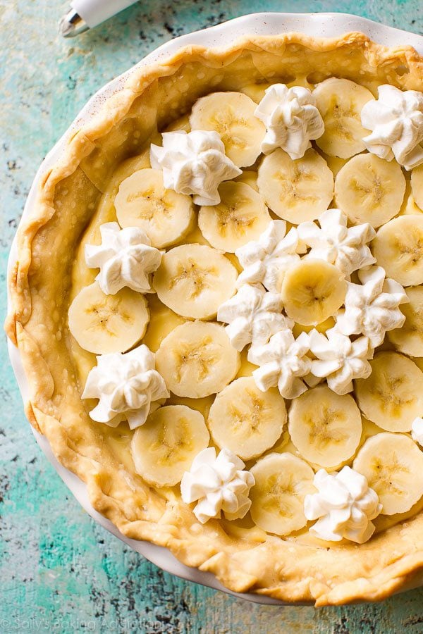 overhead image of banana cream pie