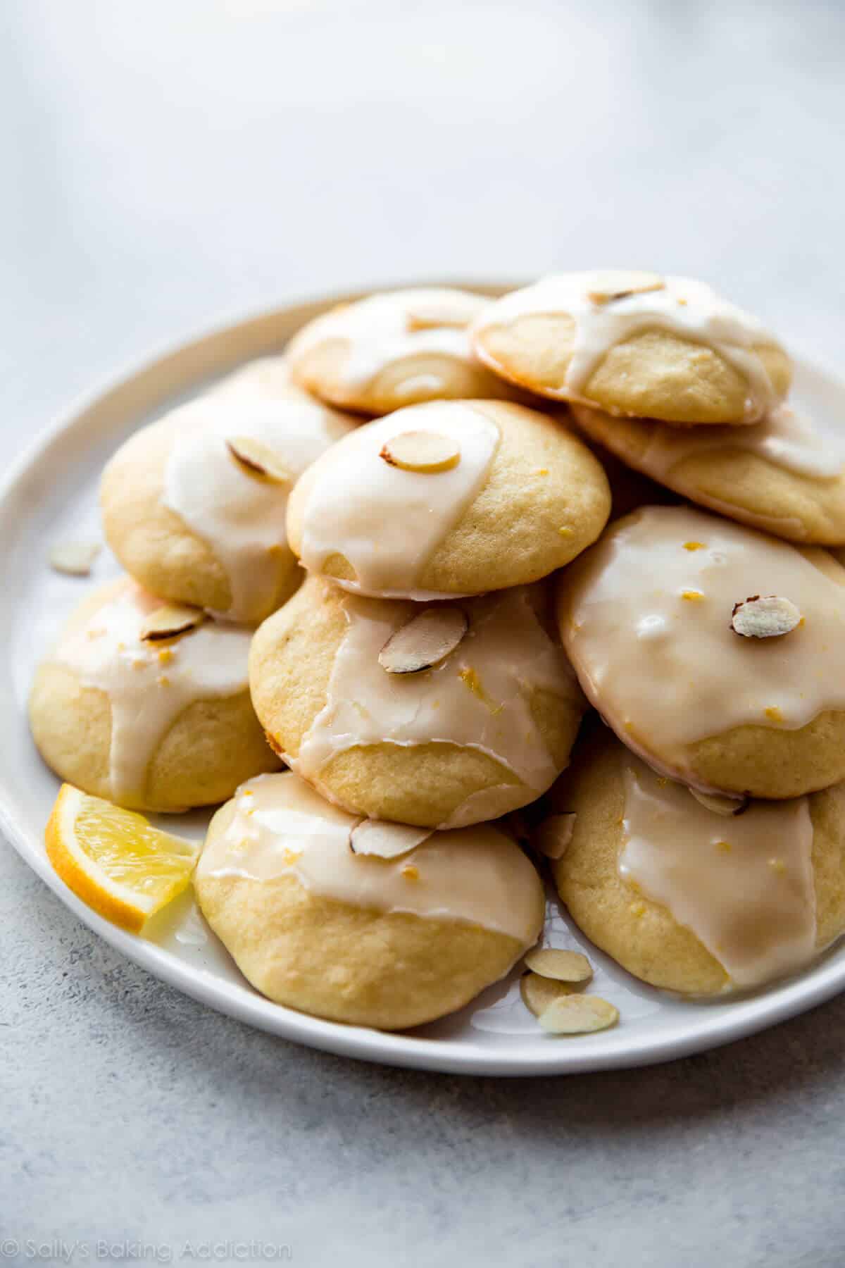 galletas de ricotta de limón apiladas en un plato blanco