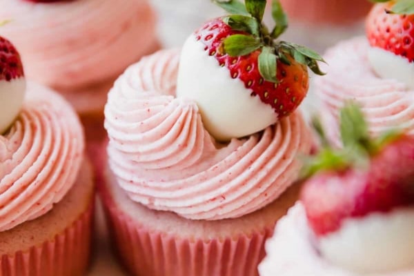 strawberry cupcakes with white chocolate strawberry frosting topped with white chocolate dipped strawberry