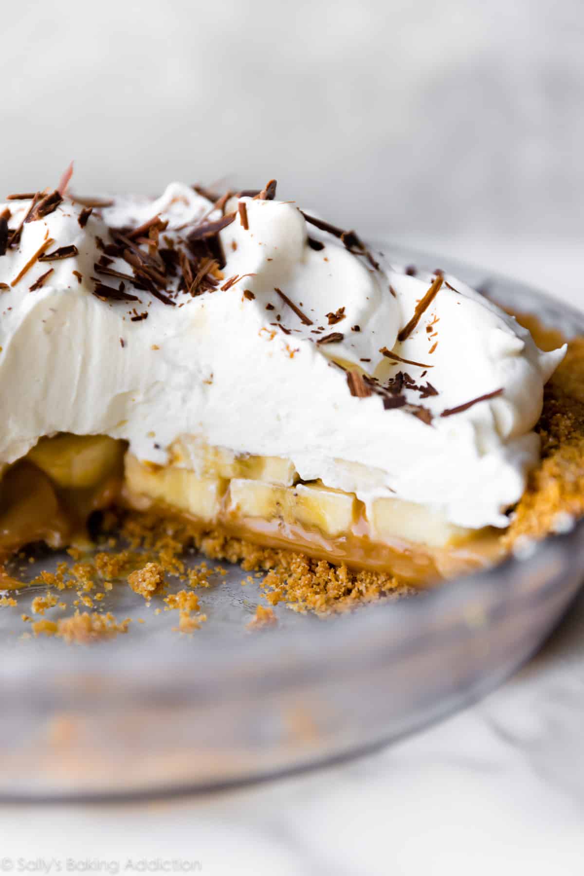 side view of banoffee pie in a glass pie dish