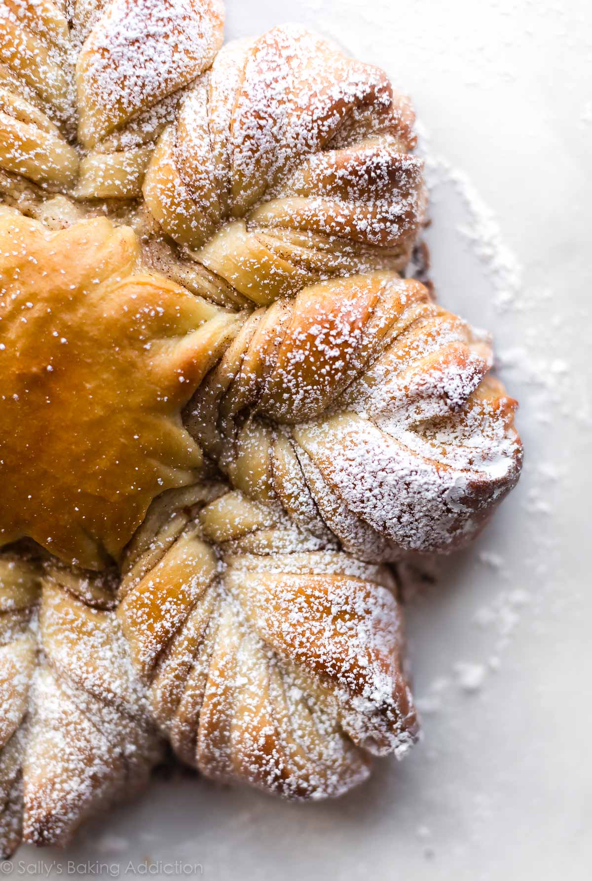cinnamon sugar star bread with confectioners' sugar topping