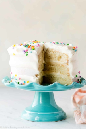 6 inch vanilla cake on blue cake stand