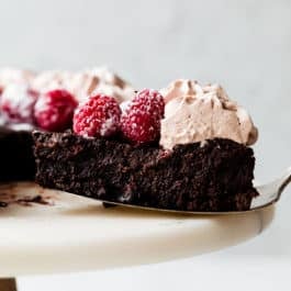 flourless chocolate cake with raspberries