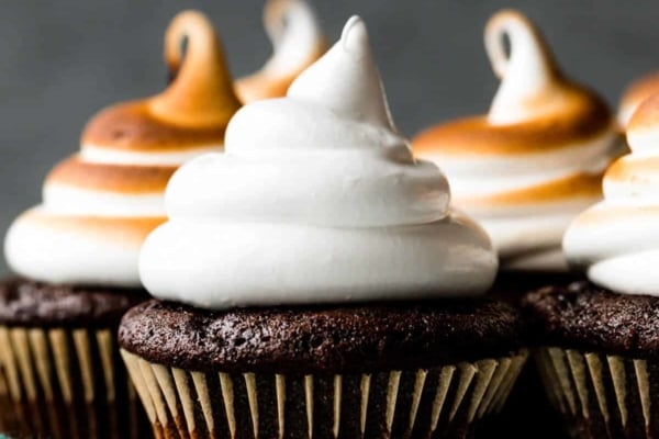 marshmallow creme frosting on chocolate cupcakes