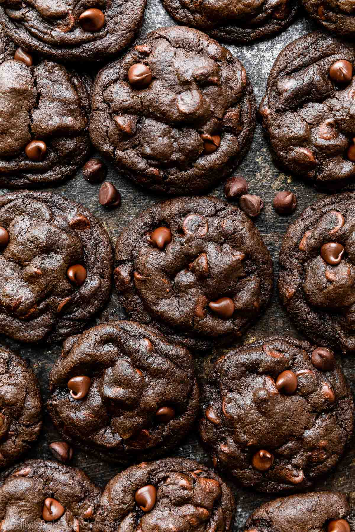 foto aerea di biscotti con gocce di cioccolato doppio su superficie nera.