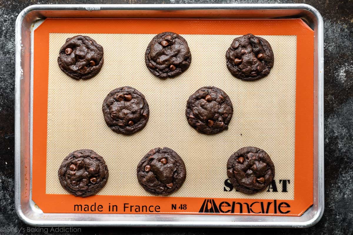 8 biscotti al doppio cioccolato su teglia foderata di Silpat.