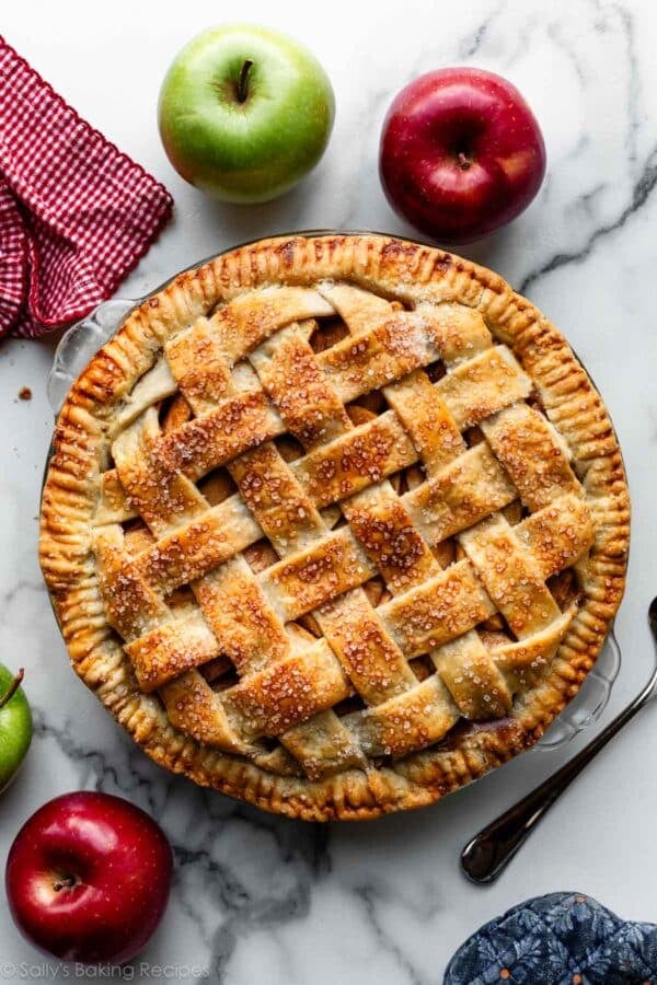 apple pie with crimped pie crust edge and lattice pie crust topping.